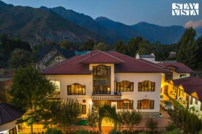 StayVista at Wooden Arches with Lawn, Jacuzzi & BBQ